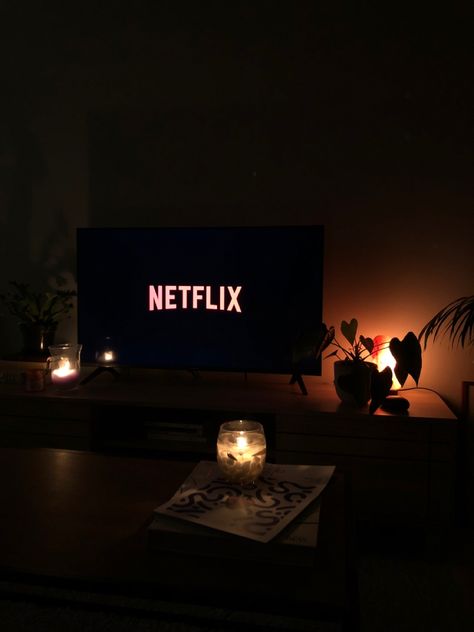 Cozy Netflix Aesthetic, Cozy Netflix Night Aesthetic, Chill Sunday Aesthetic, Couch Aesthetic Night, Watching Television Aesthetic, Netflix Night Aesthetic, Cosy Night In Aesthetic, Soiree Chill, Cozy Night In Aesthetic