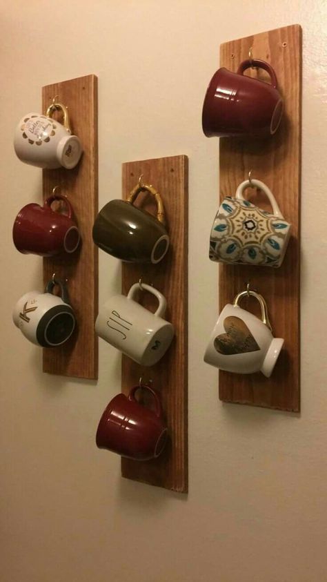 Decoração Cup Holder Ideas, Diy Cup Holder, Kaffe Station, Coffee Mug Storage, Takken Decor, Coffee Cups Diy, Mug Storage, Coffee Mug Holder, Coffee Cup Holder