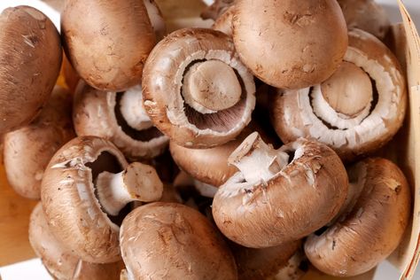 Explore cremini mushrooms in Italian cuisine: their history, flavor, versatility, and health benefits. Elevate your dishes with expert tips, creative ideas, and perfect pairings. Traditional Italian Dishes, Mushroom Dish, Vegetarian Lasagna, Cremini Mushrooms, Mushroom Risotto, Meat Substitutes, Stuffed Mushroom Caps, Italian Kitchen, Italian Cooking