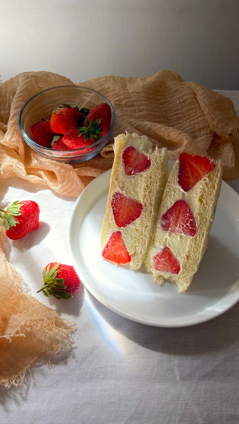 It’s a picture of a plate of strawberry cream cheese sandwich with no crust that is cut diagonally. The sandwich shows a cross section of three strawberries arranged horizontally. There’s also a bowl of strawberries and couple of strawberries laying around for aesthetic purposes. Sandwich Buah Aesthetic, Fruit Sandwich Aesthetic, Savoury Sandwiches, Sandwich Buah, Sandwich Japanese, Strawberry Sando, Fruit Sando, Strawberry Sandwich, Japanese Fruit