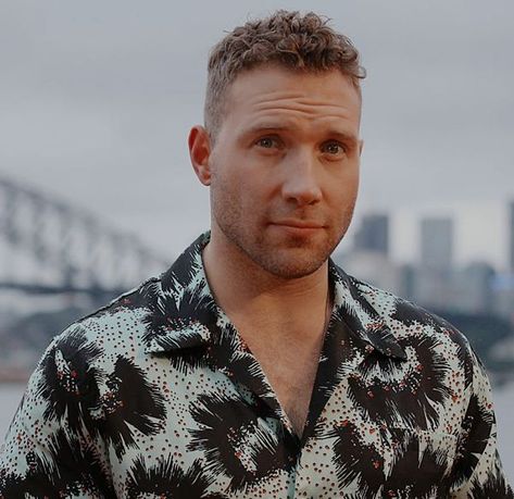 Jay Courtney, Actor Jai, Jai Courtney, Handsome Actors, Divergent, Favorite Celebrities, Casual Button Down Shirt, Curly Hair Styles, Men Casual