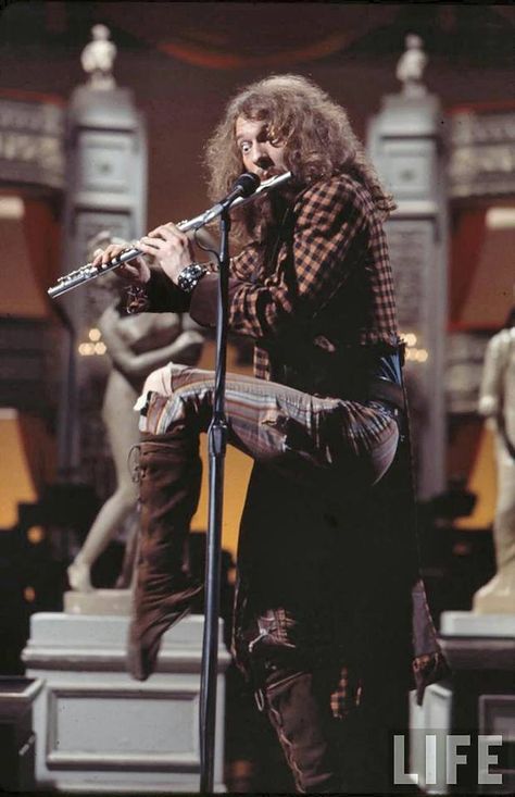 Hippies from the '60s and '70s shared Classic Rock 60s 70s 80s 90s's photo. Jethro Tull - Nothing Is Easy : https://www.youtube.com/watch?v=axEK3x5KIYc Ian Anderson, Tin Whistle, Classic Rock And Roll, Jethro Tull, Peter Gabriel, Musica Rock, Progressive Rock, Rock Legends, Eric Clapton