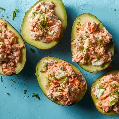 Stuffed Avocados, Fest Mad, Avocado Dessert, Avocado Recipes, Salmon Recipes, Heart Healthy, Omega 3, Healthy Lunch, Lunch Recipes