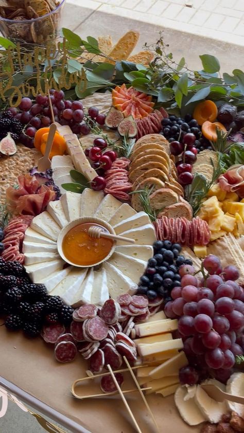 Charcuterie Appetizers, Charcuterie Board Meats, Cheese Table, Catering Display, Party Food Buffet, Charcuterie Inspiration, Charcuterie Platter, Grazing Table, Snack Board