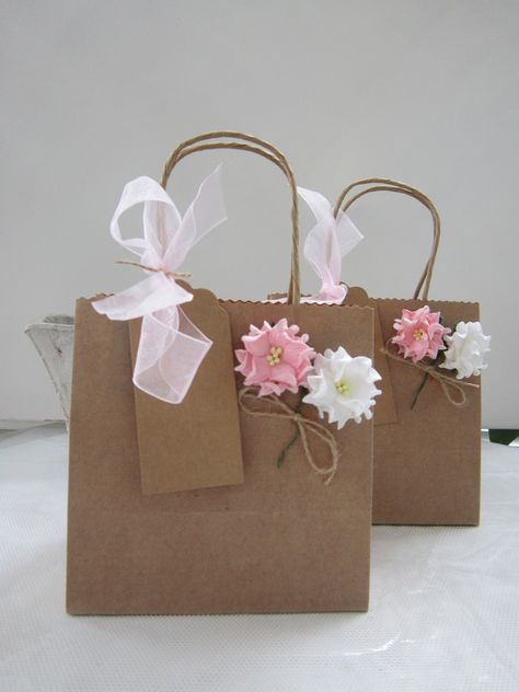 Gift Bag With Flowers, Goody Bags For Adults, Handmade Gift Bags Paper, Paper Gift Bags Ideas, Diy Gift Bags Paper, Handmade Gift Bags, Gift Bags Birthday, Gardenia Flowers, Gift Bag Ideas