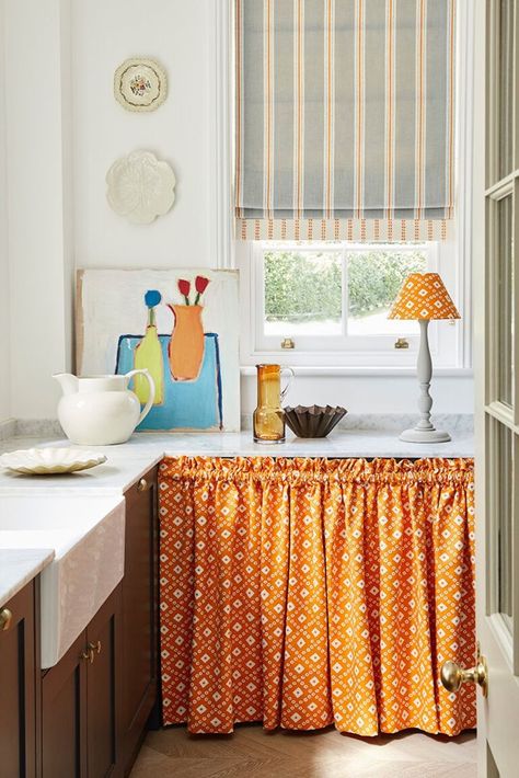 kitchen cupboard curtain Country Kitchen Ideas Farmhouse Style, Small Cottage Kitchens, Cottage Kitchen Inspiration, Country Kitchen Curtains, Valance Patterns, Colorful Kitchen Decor, Country Kitchen Cabinets, Country Kitchen Designs, English Decor