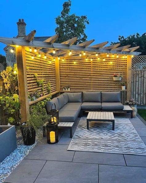 Pergola Decking Ideas, Fenced In Patio Ideas, Circle Pergola, Decking With Pergola, Pergola Privacy Wall, Trellis Ideas For Privacy, Cozy Yard, Garden Pergola Ideas, Pergola Terrace