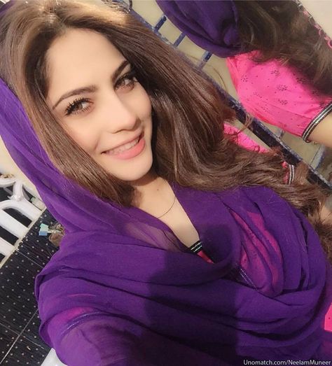 Attractive & Glamorous Pakistani Actress Neelam Muneer with Family Photos Homemade Beauty, Neelam Muneer, Beautiful Blonde Hair, Beautiful Eyes Pics, Stylish Dpz, Homemade Beauty Tips, Girls Dp Stylish, Pakistani Girl