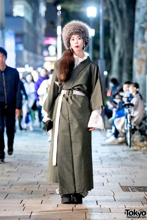 plain Kimono plus Russian fur hat ... Miwa, 20 years old | 29 December 2017 | #Fashion #Harajuku (原宿) #Shibuya (渋谷) #Tokyo (東京) #Japan (日本) Traditional Japanese Outfit, Modern Kimono Fashion, Japanese Winter Fashion, Tattoo Room, Tokyo Fashion Street, Japanese Kimono Fashion, Kappa Pants, Kimono Outfits, Modern Kimono