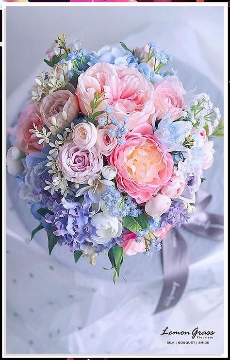 Looking for inspiration for your big day? Check out these 15 stunning wedding flower arrangements ideas and tips to make your wedding day unforgettable. From elegant bouquets to unique centerpieces, find the perfect floral arrangements to complement your special day. Explore now! Ftd Flowers, Fleurs Diy, Grass Flower, Silk Flower Arrangements, Beautiful Flower Arrangements, Deco Floral, Wedding Flower Arrangements, Bouquet Of Flowers, Arte Floral