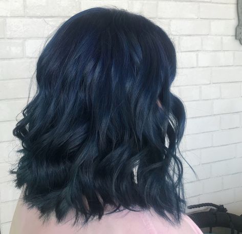 Short Wavy Blue Hair, Blackish Blue Hair, Colure Pallet, Dark Blue Hair, Hair Streaks, Colored Curly Hair, Haircuts For Curly Hair, Peinados Fáciles Para Cabello Corto, Short Wavy Hair