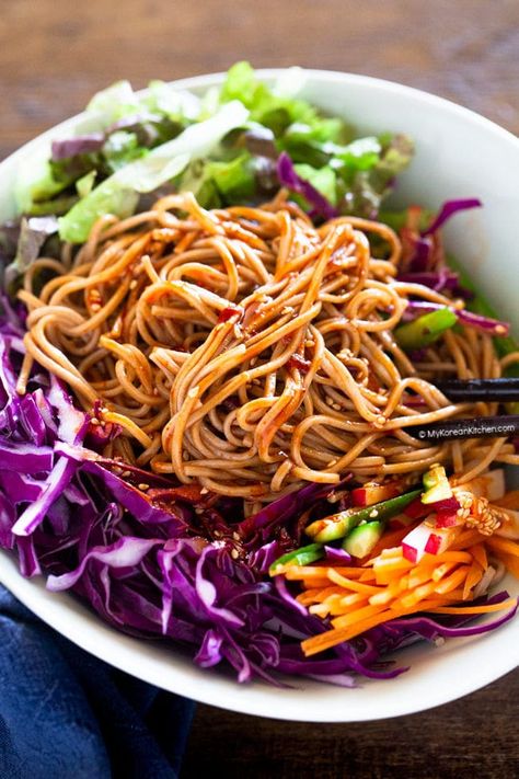 Korean Noodle Salad, Guksu Korean, Bibim Guksu, Spicy Korean Noodles, Kimchi Recipes, Korean Cold Noodles, Cold Noodle Salad, My Korean Kitchen, Weekday Lunches