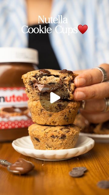 Saloni Kukreja🌷 on Instagram: "It’s #worldnutelladay tomorrow and I’m sharing my favourite Nutella cookie recipe with you all! These soft, buttery Nutella-filled cookies will soon be your new favourite for all the right reasons 🍪 Here's how you can make this recipe at home☺️ Ingredients- •Flour/ Maida - 1 Cup+ 2tbsp/ 140g •Butter - 6 Tbsps/ 90g •Hot Milk- 2 Tbsps •Brown Sugar - 6 Tbsps •Vanilla Essence - 1/4th Tsp •Baking Soda - 1/2 Tsp •Salt - A Pinch •Chocolate - 1/2 Cup/ 90g •Nutella -1/4 Cup/45g Garnish •Extra Chocolate for Topping (Optional) •Sea Salt Process - Whisk the the soft butter with brown sugar and some vanilla extract - Add 2 tbsps of hot milk and whisk until little and fluffy - Add dry ingredients like flour, baking soda, salt and chocolate chips - Mix Saloni Kukreja, Nutella Filled Cookies, Nutella Cookies Recipe, Nutella Cookie, Nutella Cookies, Filled Cookies, Vanilla Essence, Cookie Cake, Cookie Recipe