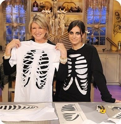 Get Martha Stewart's DIY instructions and create your own skeleton T-shirt. So cool you might want to wear it all year long.  Source: Martha Stewart Veselý Halloween, Diy Skeleton, Kostuum Halloween, Face Mas, Halloween Fest, Fröhliches Halloween, Diy Kostüm, Hallowen Costume, Skeleton Costume