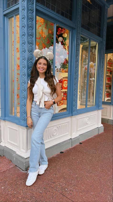 Disneyland In January Outfits, Disney Outfits Cold Weather, Spring Disneyland Outfits, Disney Outfits January, Disneyland Outfits Winter Christmas, Neutral Disney Outfits, Disney In January Outfits, Christmas Vacation Outfits, Theme Park Outfits Winter