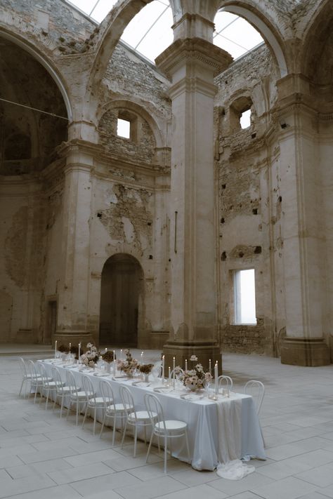 Castle Reception, Tuscany Wedding, Long Table, Wedding Mood, Best Day Ever, Wedding Locations, Decoration Table, Future Wedding, Tablescapes