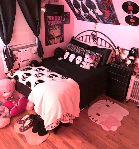 pink and  black teen girl bedroom alternative y2k Emo Interior Design, Room Ideas Mcbling, Pink Grunge Room Aesthetic, Pink Goth Room Aesthetic, Things For Ur Room, Colorful Gothic Decor, Goth Room Ideas Bedrooms, Pink Grunge Room, Pastel Goth Bedroom Ideas