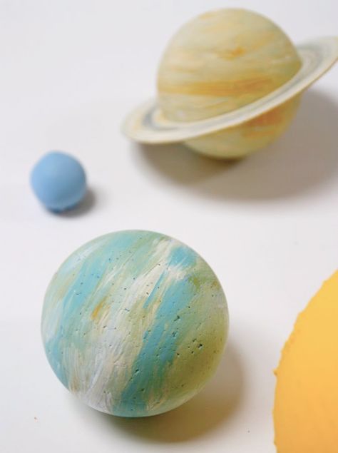 gorgeous diy painted wooden ball solar system - love this! Solaire Diy, Diy Solar System, Solar System Projects, Handmade Charlotte, Diy Solar, Crafty Kids, Fun Crafts For Kids, Space Crafts, Science For Kids