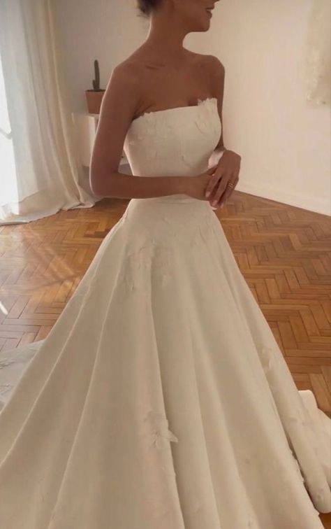 Fitted Princess Wedding Dresses, Classic Unique Wedding Dress, Accessorize Wedding Dress, Strapless Wedding Ballgown, Strapless White Wedding Dress, Hairstyles Old Money, Prom Nail Inspo, Strapless Ball Gown Wedding Dress, Luxury Blonde