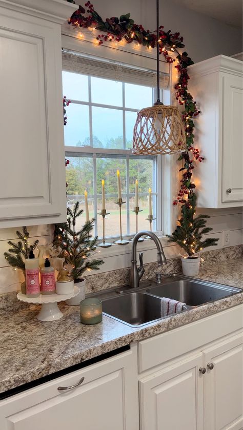 Christmas Kitchen Decorations, Kitchen Window Decor, Kitchen Decorations, Cozy Christmas Decor, Christmas Apartment, Christmas Window Decorations, Christmas Kitchen Decor, Christmas Decorations For The Home, Stunning Kitchens