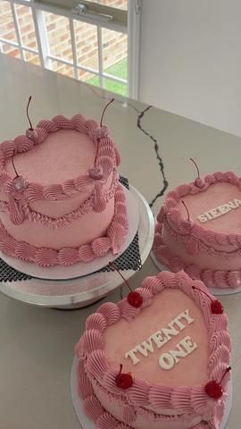 Twenty One Heart Cake, 21th Birthday Cake Ideas, Twenty One Birthday Cake, Twenty First Birthday Cake, Birthday Cake 21 Girl, 21st Birthday Ideas Cake, 21 Cake Ideas, 21st Bday Cake Ideas, 21 Birthday Cake Ideas