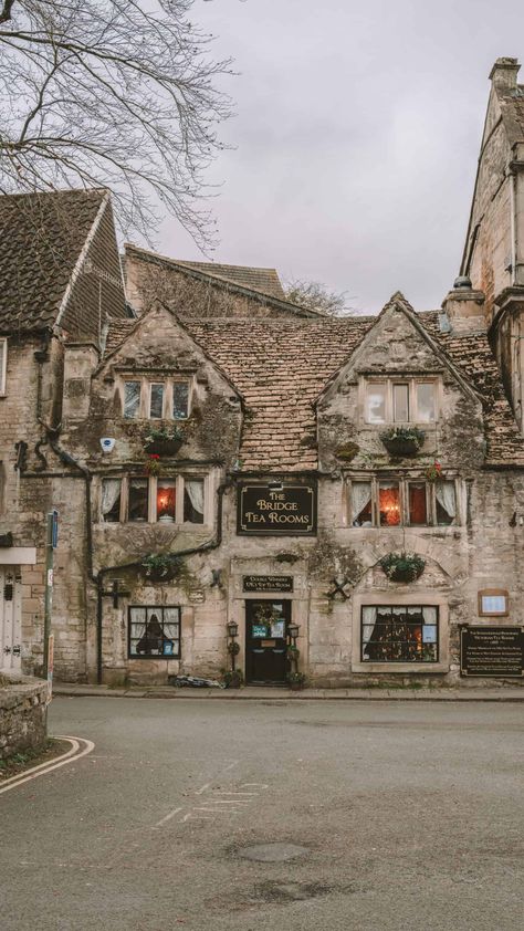 The Cotswolds Aesthetic, Quaint English Villages, Burton On The Water Cotswolds, Oxford England Aesthetic, Christmas Cotswolds, Cotswolds Autumn, Cotswold Christmas, Cotswolds Christmas, Cotswolds Aesthetic