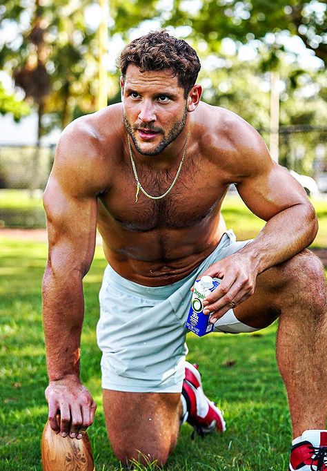 Mens Fitness Photoshoot, Rugby Workout, Nick Bosa, Pro Athletes, Country Men, Muscular Men, Athletic Men, Sport Man, Good Looking Men