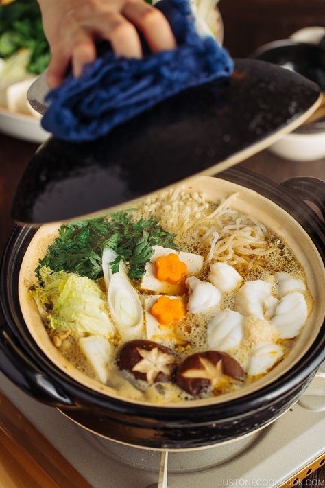 Japanese Hotpot, Nabe Recipe, Sukiyaki Recipe, Hot Pot Recipe, Cibo Asiatico, Easy Japanese Recipes, Mapo Tofu, Japanese Recipes, Japanese Cooking