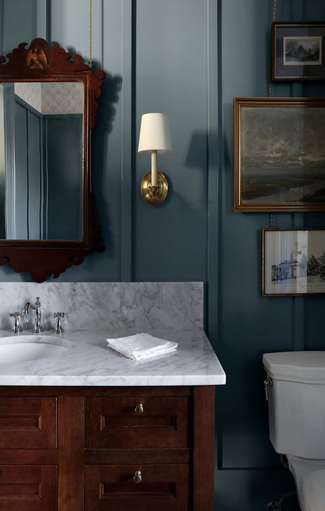 Dark Bathrooms - Here's What You Need To Know - Laurel Home % Sabbe Interior Design, Modern Traditional Bathroom, Dark Green Bathrooms, Guest Bathroom Design, Dark Bathrooms, Decor Ikea, Interior Minimalista, Bathroom Renos, Traditional Bathroom