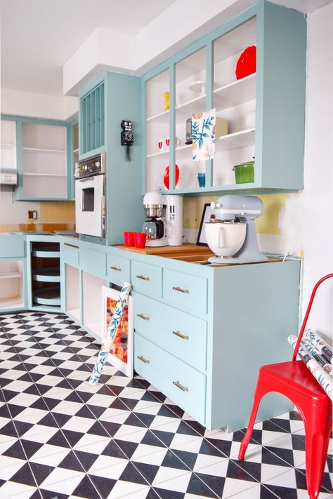 Credits to @pmqfortwo -Pinterest Retro Glam Kitchen, Glam Kitchen, Colorful Kitchen Decor, Retro Kitchen Decor, Retro Glam, Electrical Work, Deco Retro, Kitchen Decorating, Kitchen Wallpaper