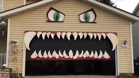 Turning a Garage Into a Monster's Mouth Is a Good Halloween Decoration Halloween Garage Door, Läskig Halloween, Monster Garage, Creepy Halloween Party, Halloween Garage, Diy Monsters, Clever Halloween, Casa Halloween, Monster House