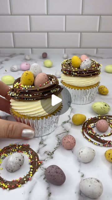 Strawberry Nutella Cake, Easter Cupcakes Decoration, Chocolate Nests, Easter Cupcake, Easy Easter Desserts, Rachel Lindsay, Sprinkle Cupcakes, Easter Food, Easter Cake