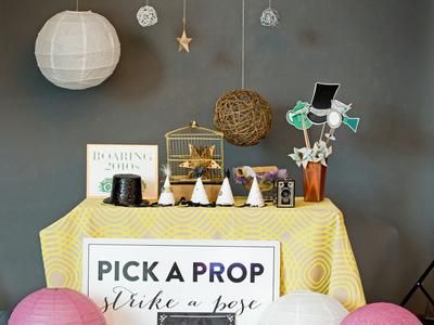 How to Set Up Your Own DIY Photo Booth : Decorating : Home & Garden Television Diy Wedding Photo Booth, Accessoires Photobooth, Booth Diy, Graduation Party Games, Coin Photo, Booth Wedding, Diy Props, Friends Diy, Diy Photo Booth