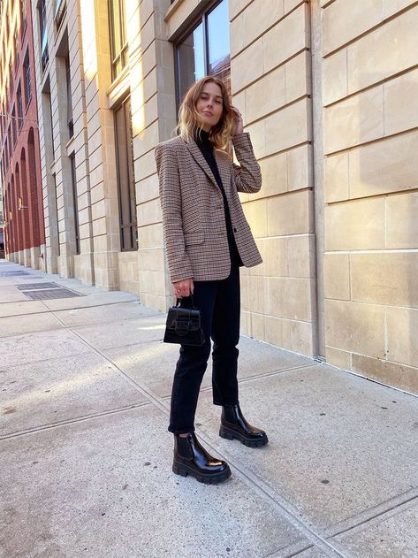 Blazer And Boots Outfit, Chunky Boot Outfit, Check Blazer Outfit, Chelsea Boot Outfits Women, Chunky Boots Outfit, Chelsea Boots Outfits, Plaid Blazer Outfit, Chelsea Boots Outfit, Outfit Botas