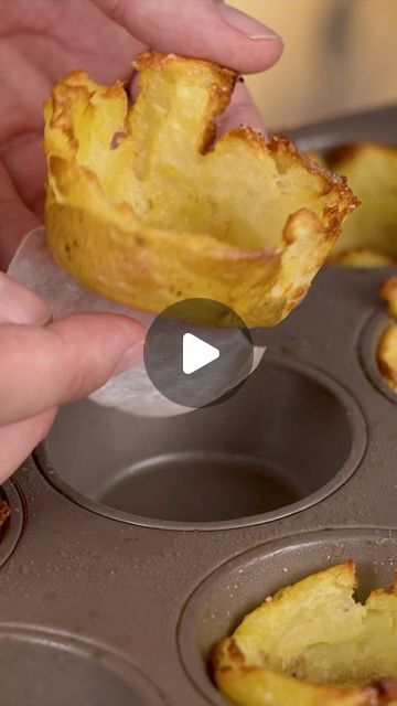 MakeSushi1 on Instagram: "Potato cup filling idea 💡 

#fypシ #potato #potatoes #crispy #baked #yummy #food #foodie #fyp #recipe" Potato Cups Muffin Tins, Small Potatoes Recipe, Potato Wafers, Hor Dourves, Potato Cups, Cocktail Hour Food, Potatoes Crispy, Potatoe Recipes, Potato Appetizers