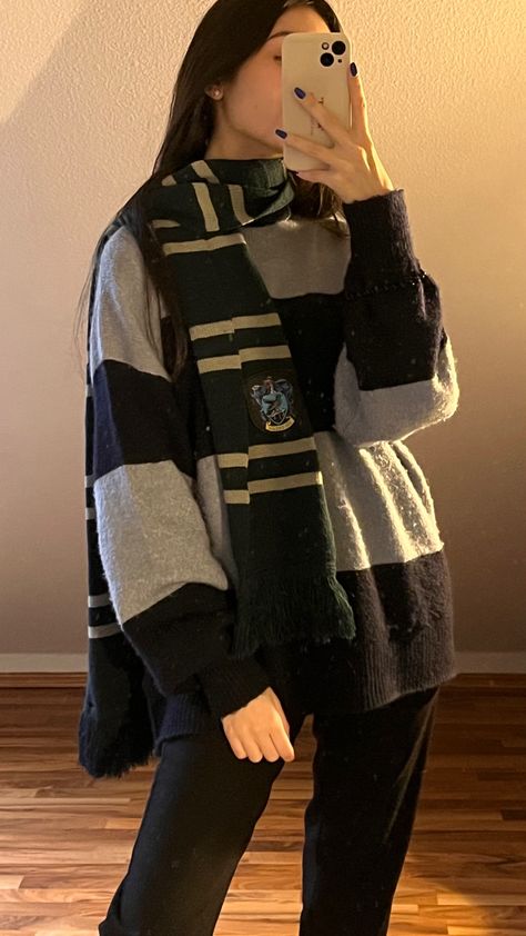 Ravenclaw Outfit Aesthetic, Aesthetic Scarf, Ravenclaw Scarf, Ravenclaw Outfit, Scarf Aesthetic, Slytherin Clothes, Harry Potter Sweater, Universal Studios Outfit, Hogwarts Outfits