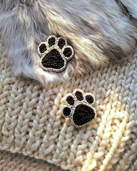 @natalia_vozna Diy Bead Embroidery, Motifs Perler, Beadwork Designs, Brooch Diy, Bead Embroidery Patterns, Bead Embroidery Jewelry, Embroidery Jewelry, Beaded Animals, Beading Projects