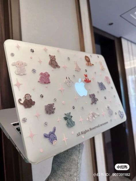 Kawaii Laptop Case, Aesthetic Laptop Accessories, Mac Book Aesthetic Case, Laptop Iphone Aesthetic, Ipad Case Decoration Ideas, Macbook Accessories Aesthetic, Apple Laptop Aesthetic, Laptop Decoration Aesthetic, Macbook Cover Aesthetic