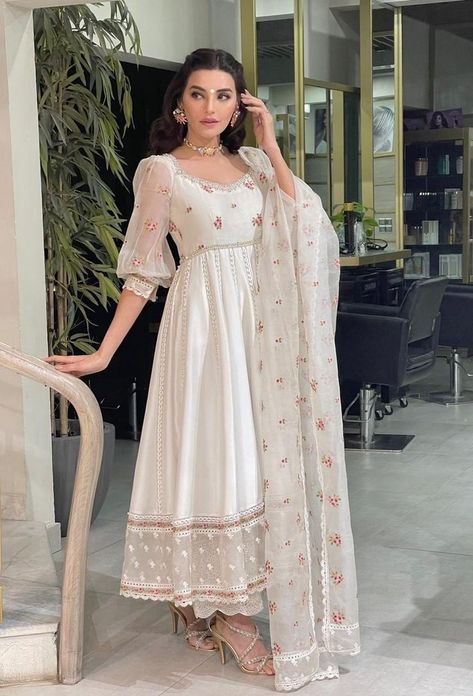 Desi Dress, Traditional Indian Dress, Desi Fashion Casual, Casual Indian Fashion, Pakistani Dresses Casual, Pakistani Fancy Dresses, Beautiful Pakistani Dresses, Salwar Kamiz, Traditional Indian Outfits