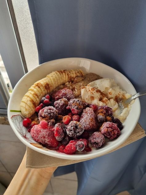 Oats w/ soy milk, banana, frozen berries, peanut butter, skyr soy yogurt & cinnamon Oatmeal With Berries, Soy Yogurt, Milk Banana, Banana Frozen, Frozen Berries, Banana Oats, Soy Milk, Acai Bowl, Oats