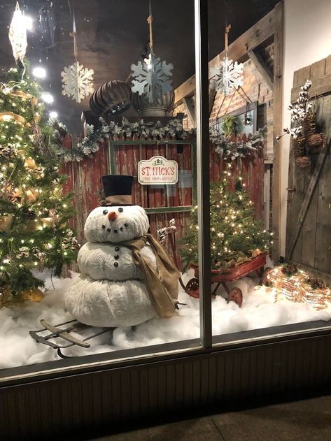 Christmas Window Display Retail, Farmhouse Interior Design Ideas, Modern Home Entrance, Christmas Store Displays, Christmas Shop Displays, Winter Window Display, Christmas Toy Shop, Christmas Tree Store, Modern Entry Doors