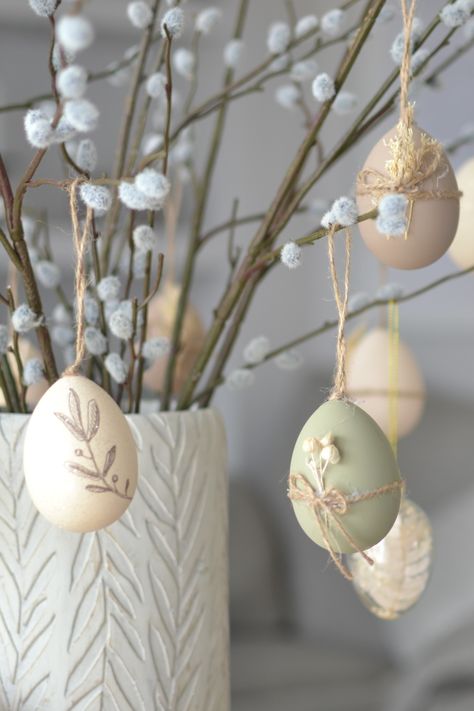 Scandinavian Easter Decor, Easter Product Photoshoot, Boho Easter Decor, Classy Easter Decor, Easter Styling, Natural Easter Decor, Minimal Easter, Easter Hosting, Modern Easter Decor