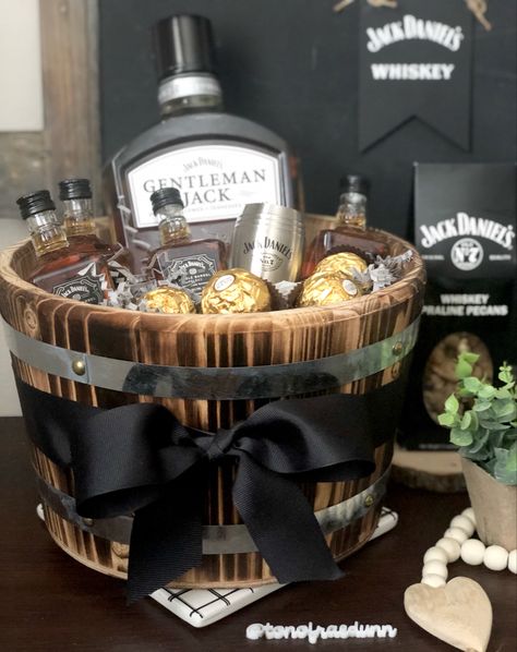 Celebrate the man in your life with a Jack Daniels gift basket. Cheers! #jackdaniels #whiskey #giftideas #giftbasketideas #birthdaygift #giftsforhim Jack Daniels Gift Box Ideas, Whiskey Gift Basket For Men, Whiskey Raffle Basket Ideas, Whisky Gift Basket, Whiskey Basket Gift For Men, Bourbon Raffle Basket Ideas, Whiskey Basket Ideas, Gift Basket For Men Ideas, Liquor Gift Baskets Men