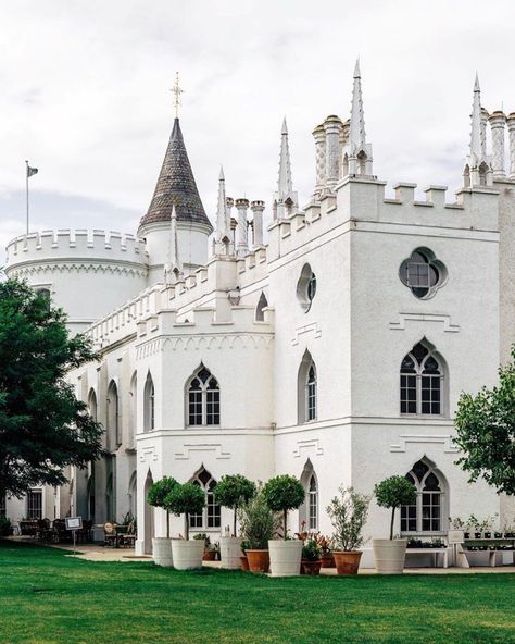 London Bucket List 🇬🇧 on Instagram: “The Strawberry Hill House is Horace Walpole's 18th century castle in West London.Have you crossed this off your bucket list…” British Mansion, Exterior Design Backyard, Strawberry Hill House, Gothic Revival House, Architecture Museum, London Bucket List, Strawberry Hill, Porch Garden, Travel Architecture