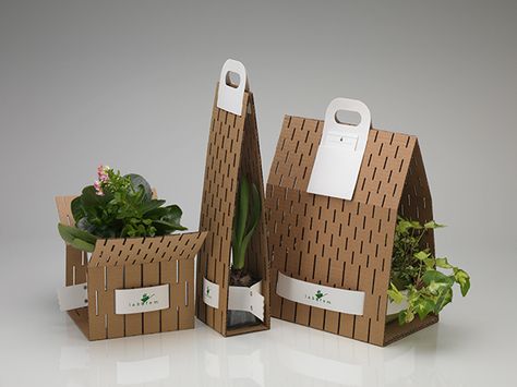 The goal was to design a carrier for potted plants that is suitable for an endless variety of sizes and shapes. This carriers consist of three materials: perforated cardboard, paper stripes and paper handles. With this equipment it is possible to arrange … Useful Packaging, Nature Packaging, Eco Packaging Design, Eco Friendly Packaging Design, Tanaman Sukulen, Natural Packaging, Vegetable Packaging, Fruit Packaging, Small Business Packaging Ideas