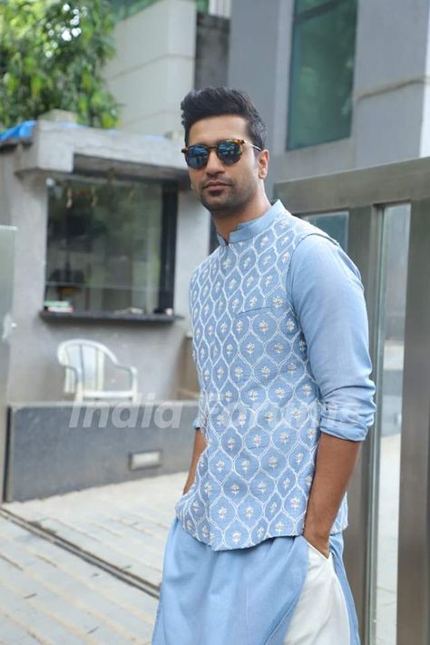 Kurta Pajama Style For Men, Traditional Kurta Pajama For Men, Kurta Pajama With Nehru Jacket Wedding, Vicky Kaushal Kurta, Mens Kurta Pajama Designs, Kurta Pajama Sadri Mens, Diwali Dress For Men, Bandi Kurta Mens Fashion, Designer Kurta Pajama For Men