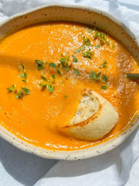 Creamy Roasted Tomato Soup - The Modern Nonna Garlic Bread Grilled Cheese, Creamy Roasted Tomato Soup, Soup Sunday, Simple Soups, The Modern Nonna, Creamy Tomato Soup Recipe, Modern Nonna, Ww Lunch, Creamy Soups