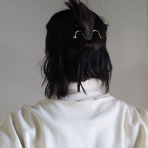 Half-up Hairstyle for Short Hair with the Wave Barrette — Sophie Kissin Jewelry Barrette Updo, Half Up Half Down Hair Barrette, Wavy Hair With Barrettes, Half Up With Barrette, Barrette Ponytail, Half Updo, Half Up Hair, Half Up, Up Hairstyles