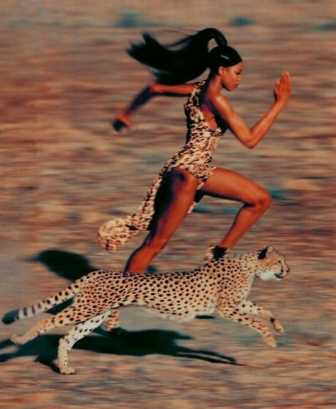 Naomi Campbell running faster than a cheetah. | 51 Reasons Why Supermodels Were Better In The '90s Naomi Campbell 90s, Jean Paul Goude, Mert And Marcus, Filmy Vintage, Stephanie Seymour, Ellen Von Unwerth, Terry Richardson, 90s Supermodels, Annie Leibovitz