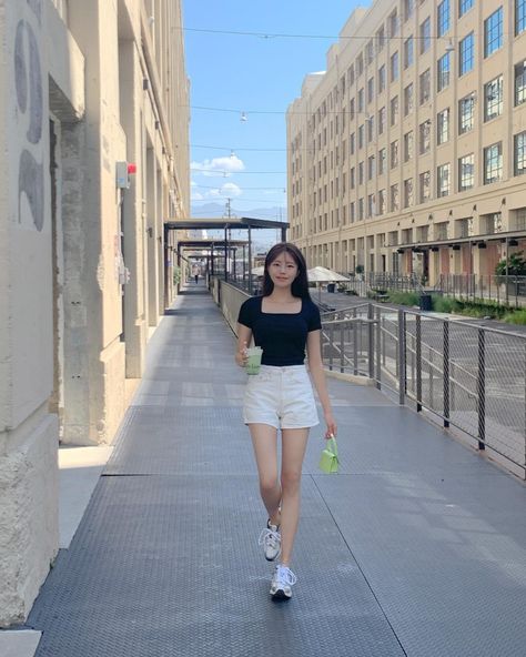 Summer Outfit Pants Casual, College Outfits Philippines, Short Outfits Ideas, Daily Look Outfits Summer, Korea Outfits Summer, White Short Pants Outfit, China Summer Outfits, Ulzzang Casual Outfits, Korean Short Outfit Ideas